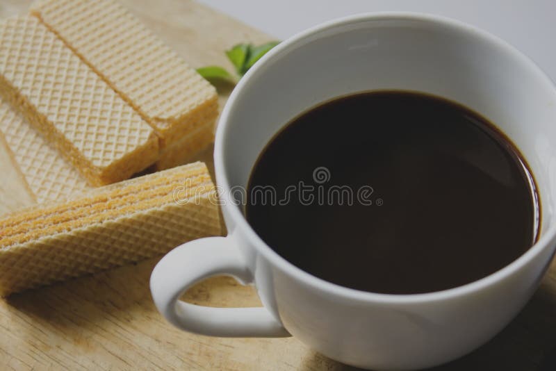 Zwarte koffie in wit glas en Wafeltje royalty-vrije stock fotografie Zwarte koffie in wit glas en Wafeltje royalty-vrije stock fotografie