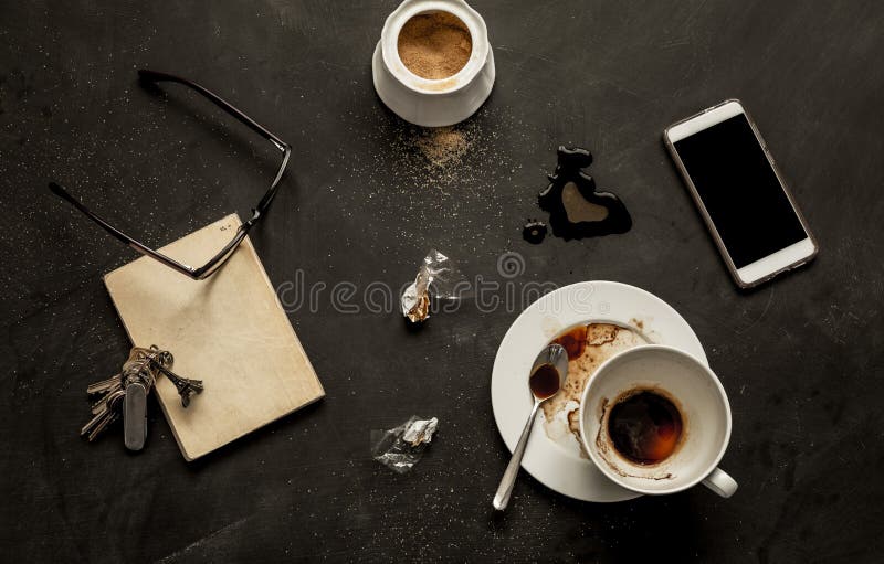 Zwarte koffielijst - lege koffiekop en smartphone royalty-vrije stock afbeeldingen Zwarte koffielijst - lege koffiekop en smartphone royalty-vrije stock afbeeldingen