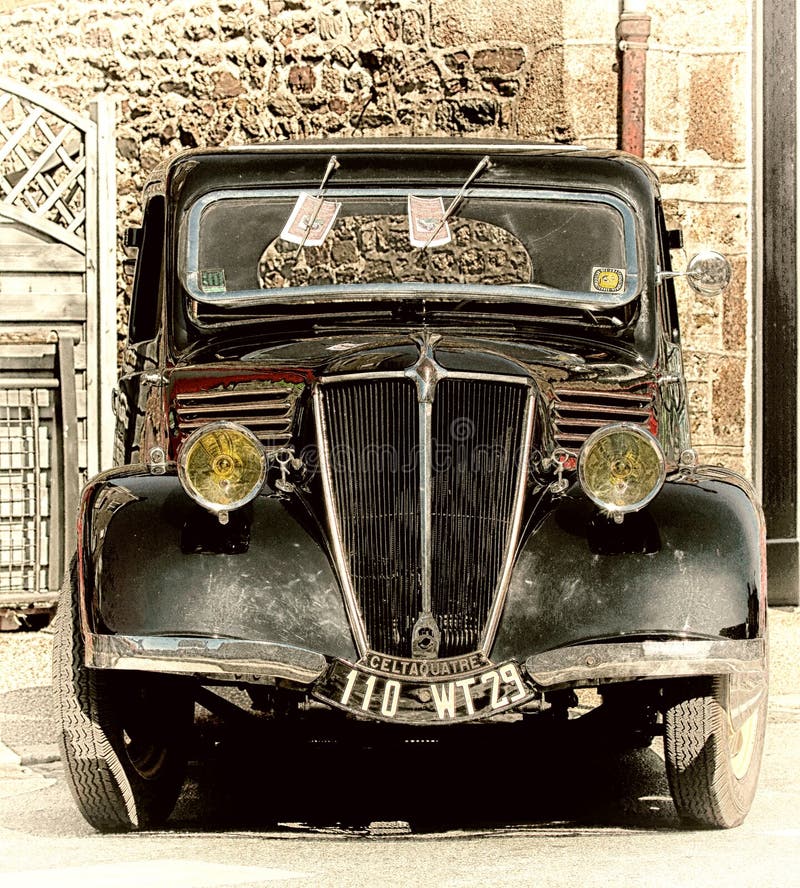 Zwarte oude uitstekende auto in de hoofdstraat in Ernée, Mayenne, Frankrijk in Foire st Gregoire 2018 royalty-vrije stock foto's Zwarte oude uitstekende auto in de hoofdstraat in Ernée, Mayenne, Frankrijk in Foire st Gregoire 2018 royalty-vrije stock foto's