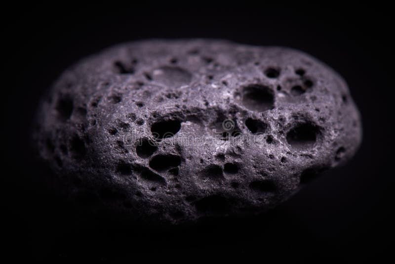 Zwarte poreuze basaltsteen stock afbeeldingen