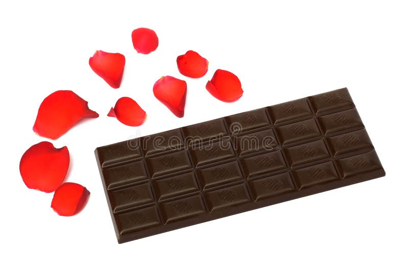 Zwarte poreuze chocolade met rozenblaadjes stock afbeeldingen