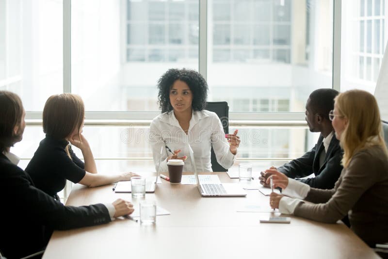 Zwarte vrouwelijke werkgever die collectieve vergadering leiden die tot diverse B spreken Zwarte vrouwelijke werkgever die collectieve vergadering leiden die tot diverse B spreken
