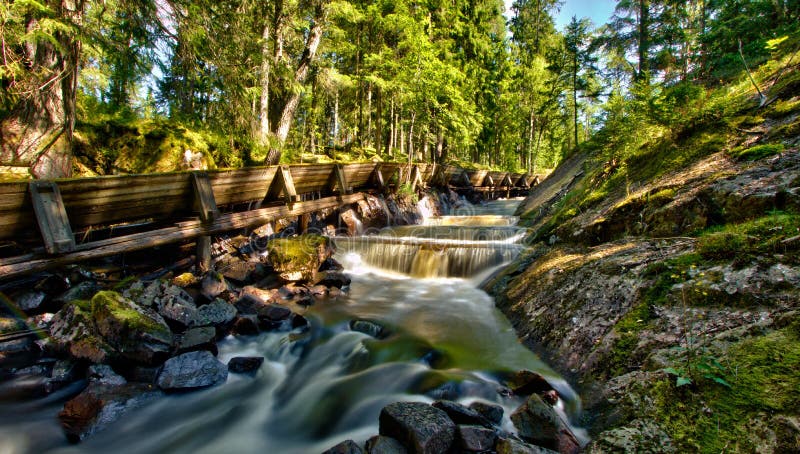 Zweedse houtvlotinstallatie en rivier royalty-vrije stock afbeelding