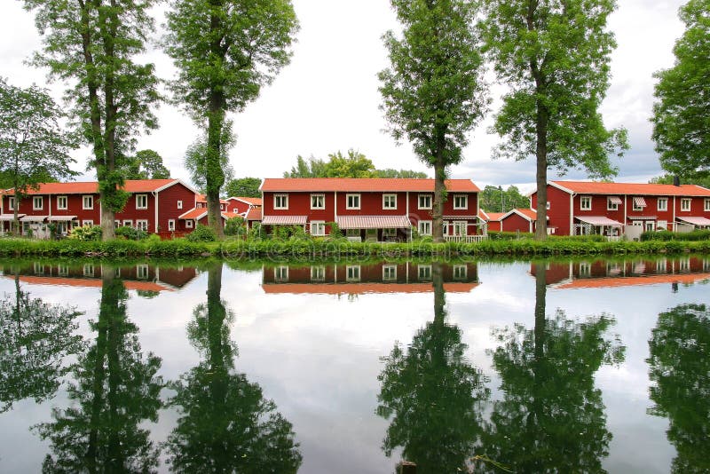Zweedse oever van het meer op een warme de zomeravond stock foto's Zweedse oever van het meer op een warme de zomeravond stock foto's