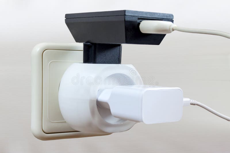 Zwei Adapter mit USB-Drähten sind im Ausgang eingeschlossen lizenzfreies stockfoto Zwei Adapter mit USB-Drähten sind im Ausgang eingeschlossen lizenzfreies stockfoto