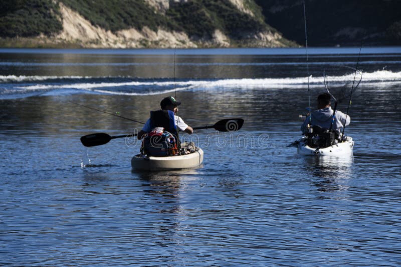 Zwei Angler in den Kajaks, zum am Cachuma See, Santa Barbara County zu fischen lizenzfreie stockbilder Zwei Angler in den Kajaks, zum am Cachuma See, Santa Barbara County zu fischen lizenzfreie stockbilder