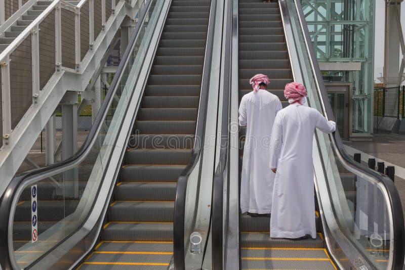 Zwei arabische Männer, die Ausstellung 2015 in Mailand, Italien besuchen stockfotos Zwei arabische Männer, die Ausstellung 2015 in Mailand, Italien besuchen stockfotos