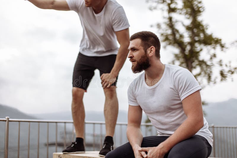 Zwei Athleten stehen nach intensivem Trainingstraining im Freien in der Berglandschaft still lizenzfreie stockfotos Zwei Athleten stehen nach intensivem Trainingstraining im Freien in der Berglandschaft still lizenzfreie stockfotos
