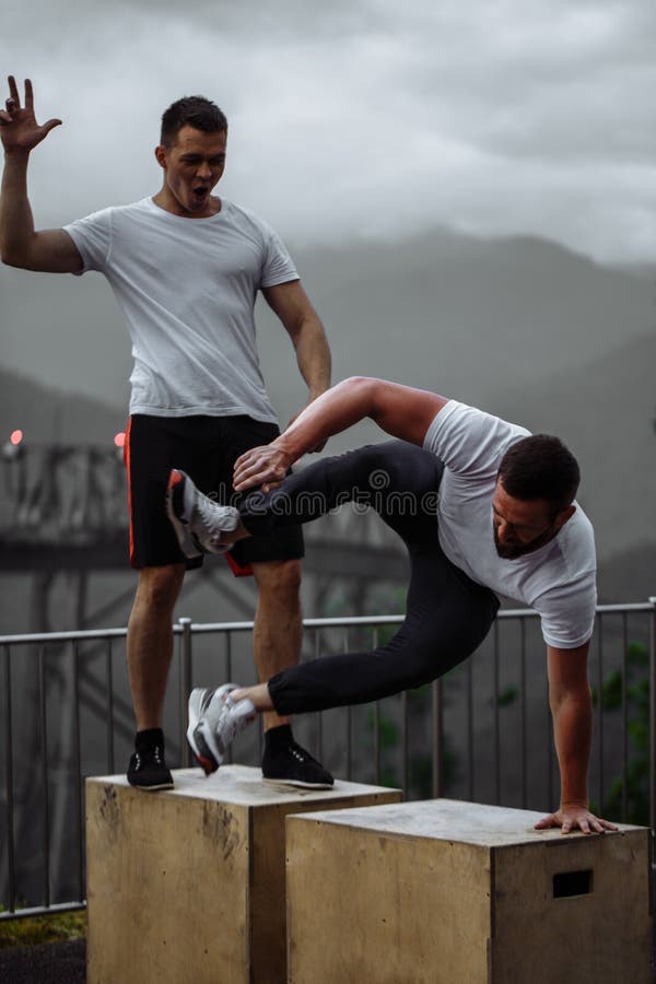 Zwei Athleten stehen nach intensivem Trainingstraining im Freien in der Berglandschaft still stockfoto Zwei Athleten stehen nach intensivem Trainingstraining im Freien in der Berglandschaft still stockfoto