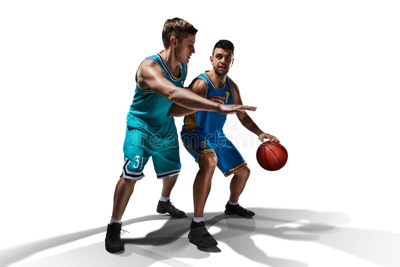 Zwei Basketball-Spieler gameplay lokalisiert auf Weiß stockfotos Zwei Basketball-Spieler gameplay lokalisiert auf Weiß stockfotos