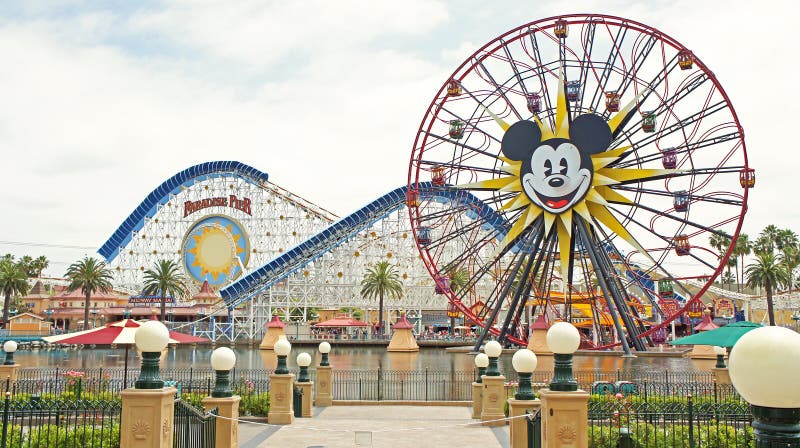 Zwei berühmte Fahrten an Abenteuer Disneys Kalifornien lizenzfreies stockfoto Zwei berühmte Fahrten an Abenteuer Disneys Kalifornien lizenzfreies stockfoto