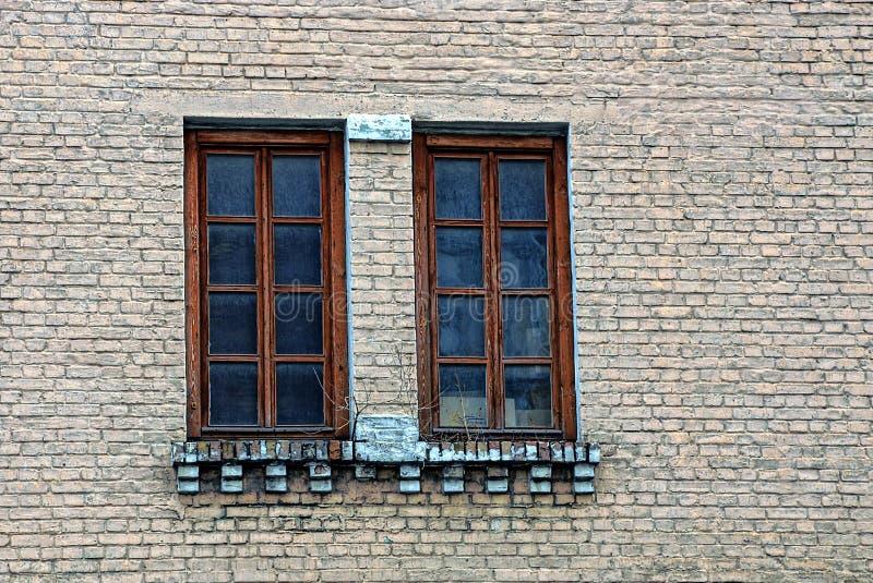 Zwei Braune Fenster Auf Einer Grauen Backsteinmauer Eines
