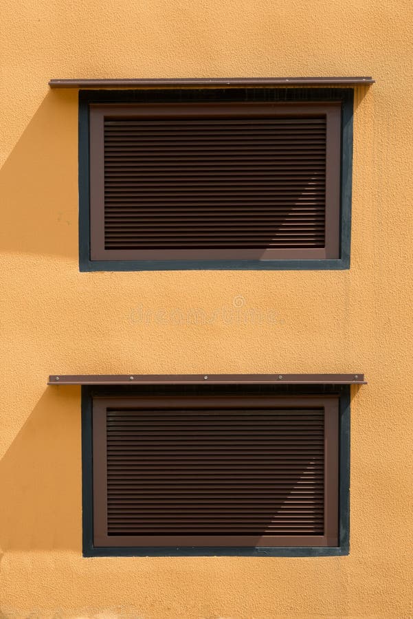 Zwei Braune Fenster Auf Einer Grauen Backsteinmauer Eines