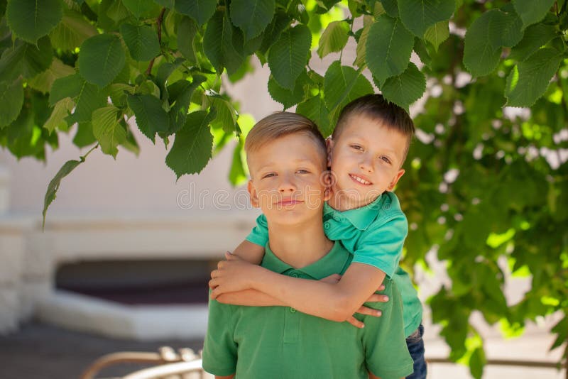 Zwei Brüder, die am Sommertag umarmen Bruderschaftsfreundschaftskonzept lizenzfreie stockfotografie