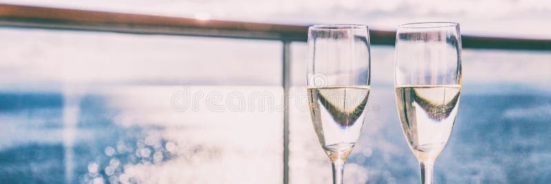 Zwei Champagnergläser oder funkelnde Weißweinflöten auf Ozeanlandschaftshintergrund-Panoramafahne für Luxusreiseferien. lizenzfreie stockbilder