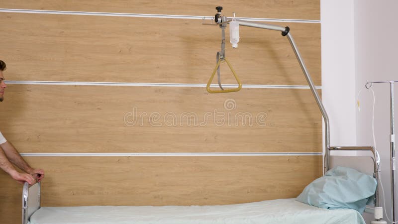 Zwei Doktoren, die ein Krankenhauszimmer vereinbaren stock footage