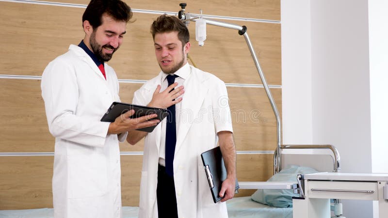 Zwei Doktoren in einem Krankenhauszimmerlachen stock footage