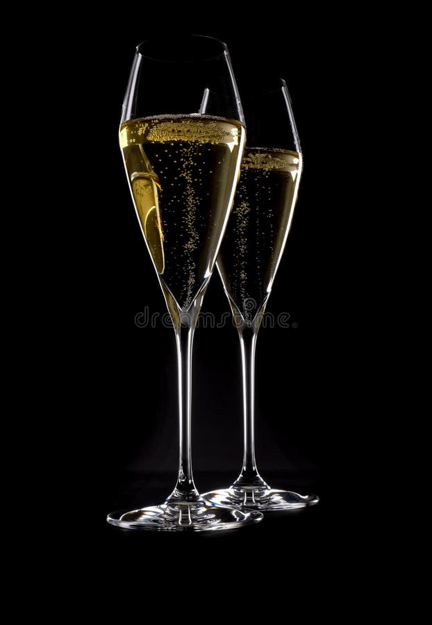 Zwei elegante Kristallsektkelche gefüllt mit funkelndem Weißwein 1 stockbilder