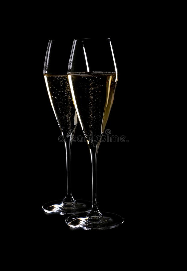 Zwei elegante Kristallsektkelche gefüllt mit funkelndem Weißwein 2 lizenzfreies stockfoto