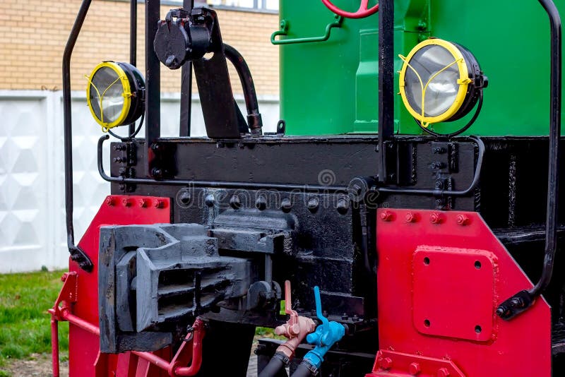 Zwei elektrische Scheinwerfer an einer Vorderseite des Retrozugs auf der Bahnsteig schließen. lizenzfreie stockbilder