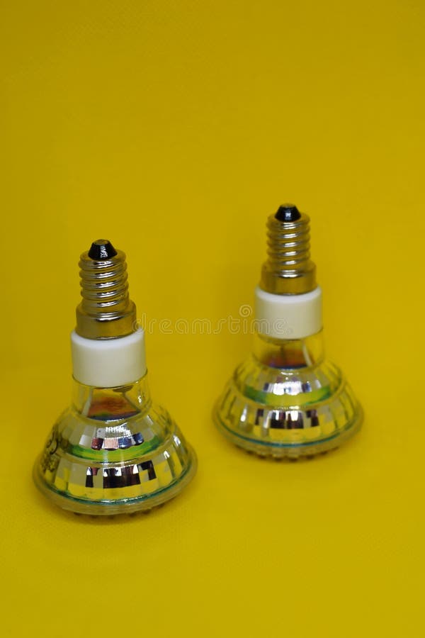 Zwei energiesparende geführte Glühlampen lizenzfreies stockbild Zwei energiesparende geführte Glühlampen lizenzfreies stockbild