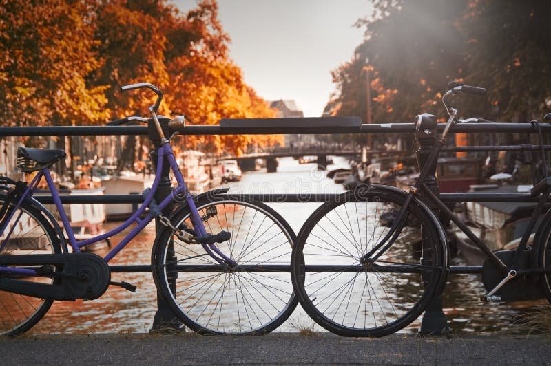 Zwei Fahrräder in Amsterdam