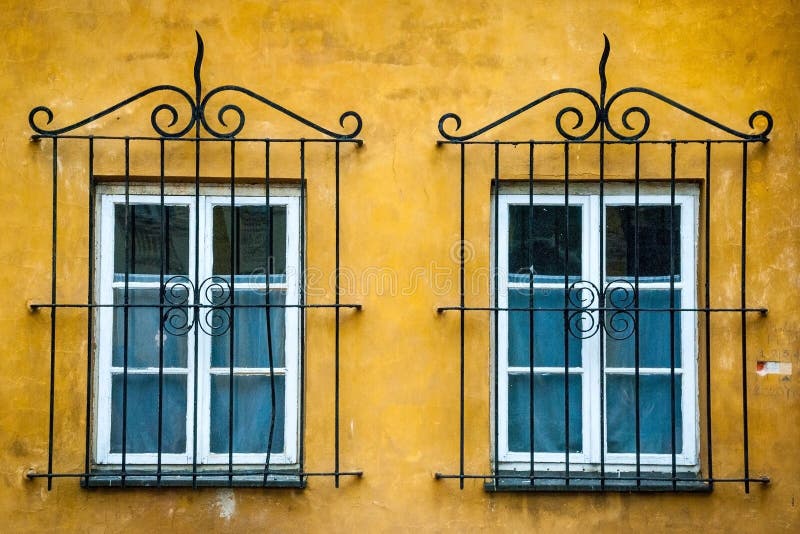 Zwei Fenster Mit Dekorativem Metallgitter Stockbild Bild