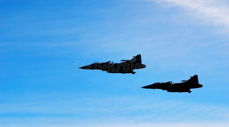 Zwei Flugzeuge Jas 39 Gripen auf blauem Himmel lizenzfreie stockfotografie