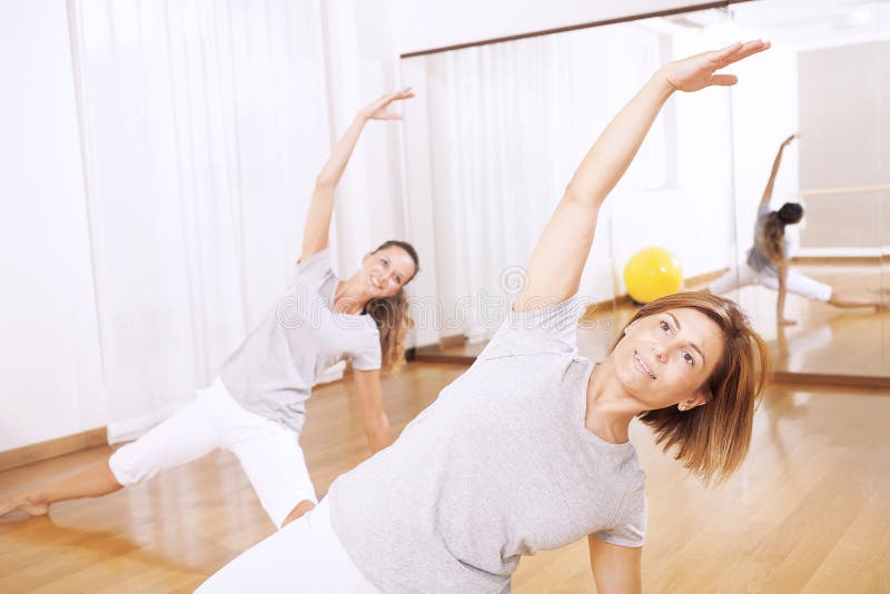 Zwei Frauen, die eine Eignung machen, exercisen im Synchrony lizenzfreie stockfotografie Zwei Frauen, die eine Eignung machen, exercisen im Synchrony lizenzfreie stockfotografie
