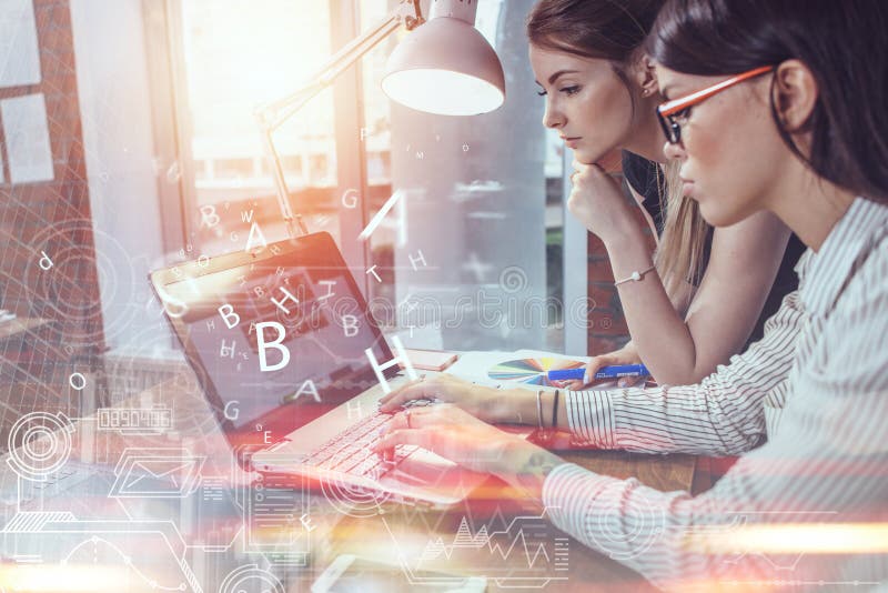 Zwei Frauen, die an neuer Website arbeiten, entwerfen das Wählen von Bildern unter Verwendung des Laptops, der das Internet surft stockbilder Zwei Frauen, die an neuer Website arbeiten, entwerfen das Wählen von Bildern unter Verwendung des Laptops, der das Internet surft stockbilder