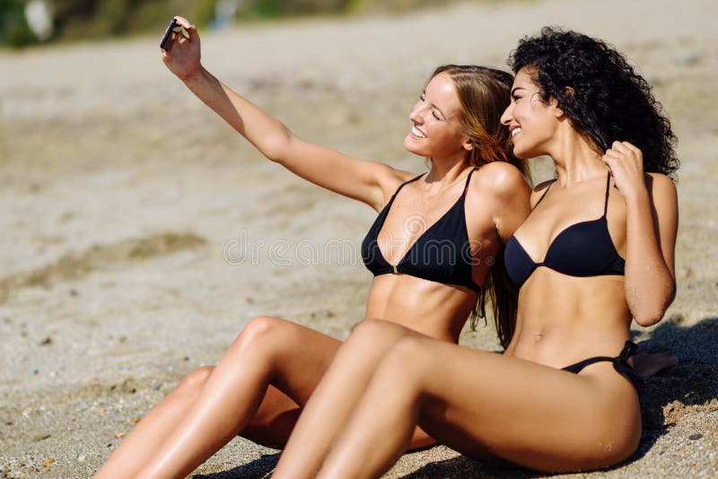 Zwei Frauen Die Selfie Nehmen Fotografieren Mit Smartphone Im Strand Stockfoto Bild Von