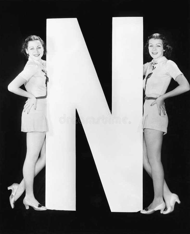 Zwei Frauen mit enormem Buchstaben N (alle dargestellten Personen sind nicht längeres lebendes und kein Zustand existiert Liefera