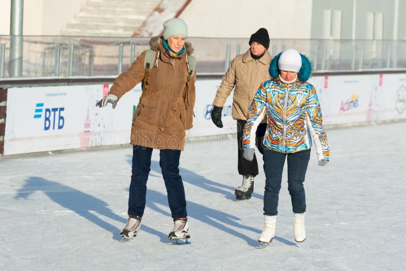 Zwei Frauen und Mann Eislauf22 01 2019