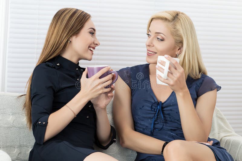 Zwei Freundinnen, die zusammen sprechen und lachen lizenzfreies stockfoto Zwei Freundinnen, die zusammen sprechen und lachen lizenzfreies stockfoto