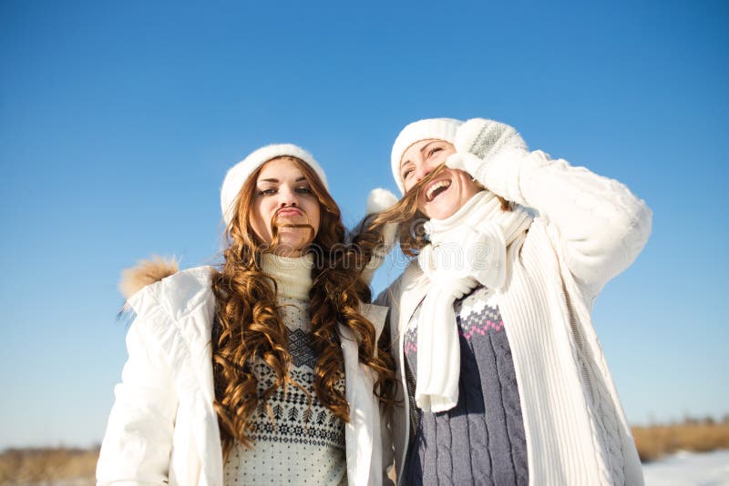 Zwei Freundinnen haben Spaß am Wintertag stockfotos Zwei Freundinnen haben Spaß am Wintertag stockfotos