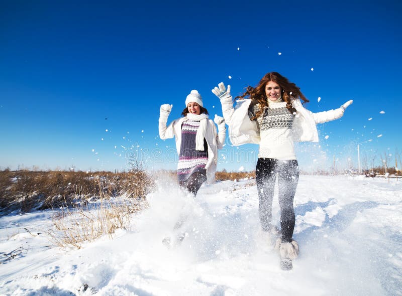 Zwei Freundinnen haben Spaß am Wintertag lizenzfreie stockfotografie Zwei Freundinnen haben Spaß am Wintertag lizenzfreie stockfotografie