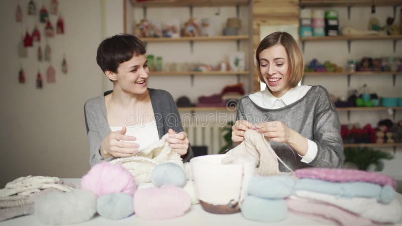 Zwei Freundinnen haben Spaß woolen Garn strickend im Arbeitsstudio Frauenfreizeit