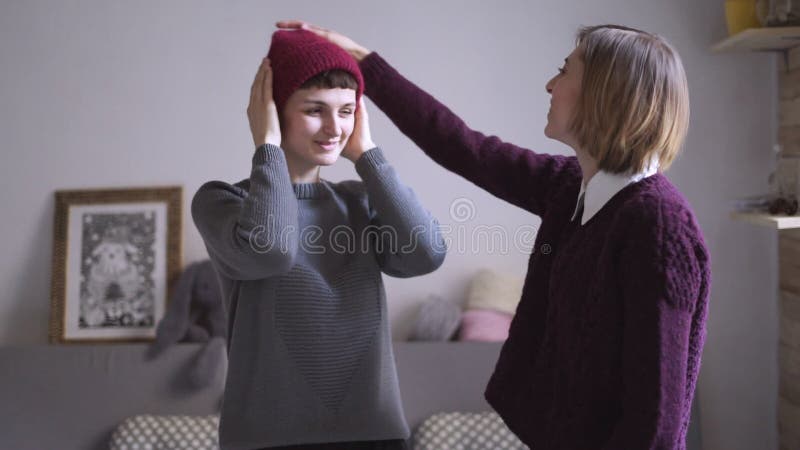 Zwei Freundinnen haben Spaß zusammen und passende Kappe Weibliche Freunde