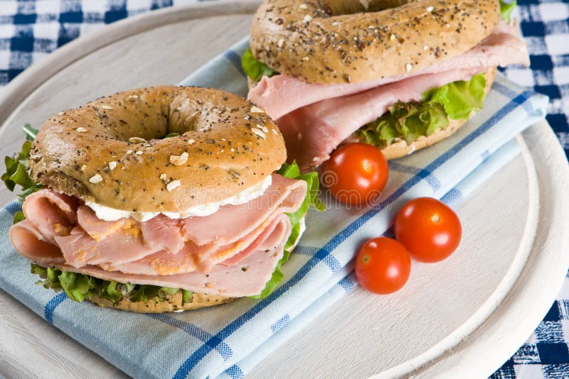 Bagel Mit Salami Schinken Käse Und Ei — Rezepte Suchen