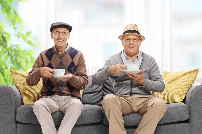 Zwei frohe ältere Männer mit Schalen stockfoto