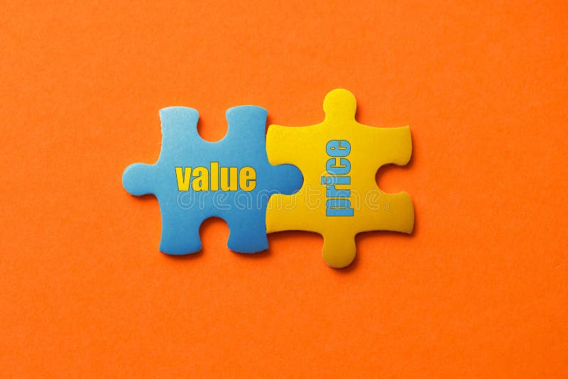 Zwei färbten Details des Puzzlespiels mit Textwertpreis auf orange Hintergrund-, Gelbem und Blauem, nahemhohem stockbild Zwei färbten Details des Puzzlespiels mit Textwertpreis auf orange Hintergrund-, Gelbem und Blauem, nahemhohem stockbild