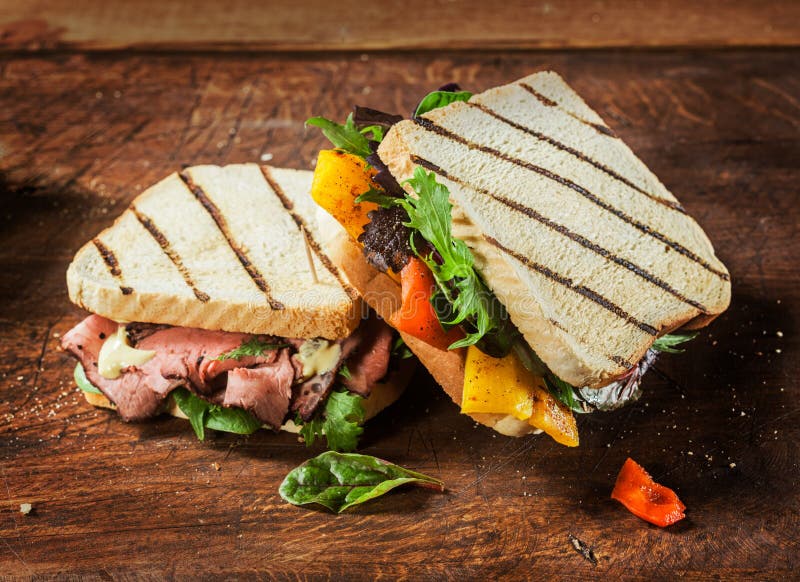 Geröstetes Oder Gegrilltes Schinken- Und Käsesandwich Stockfoto - Bild ...