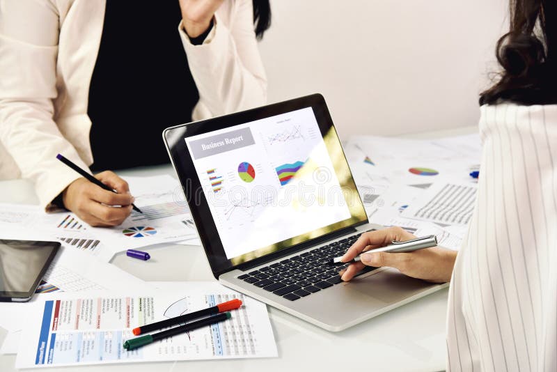 Zwei Geschäftsfrauen Unternehmensarbeiten, Geschäftsleute treffend und planend stockfoto Zwei Geschäftsfrauen Unternehmensarbeiten, Geschäftsleute treffend und planend stockfoto