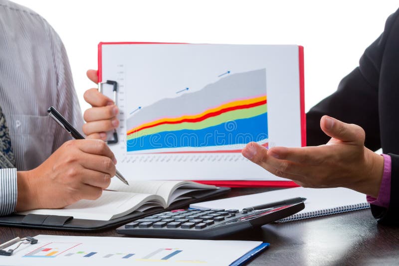Zwei Geschäftsmänner besprechen den Umsatz und prognostizieren das Marketing lizenzfreie stockfotografie Zwei Geschäftsmänner besprechen den Umsatz und prognostizieren das Marketing lizenzfreie stockfotografie