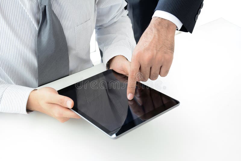 Zwei Geschäftsmänner unter Verwendung des Tablet-Computers mit einem Handtouch Screen lizenzfreie stockfotografie Zwei Geschäftsmänner unter Verwendung des Tablet-Computers mit einem Handtouch Screen lizenzfreie stockfotografie