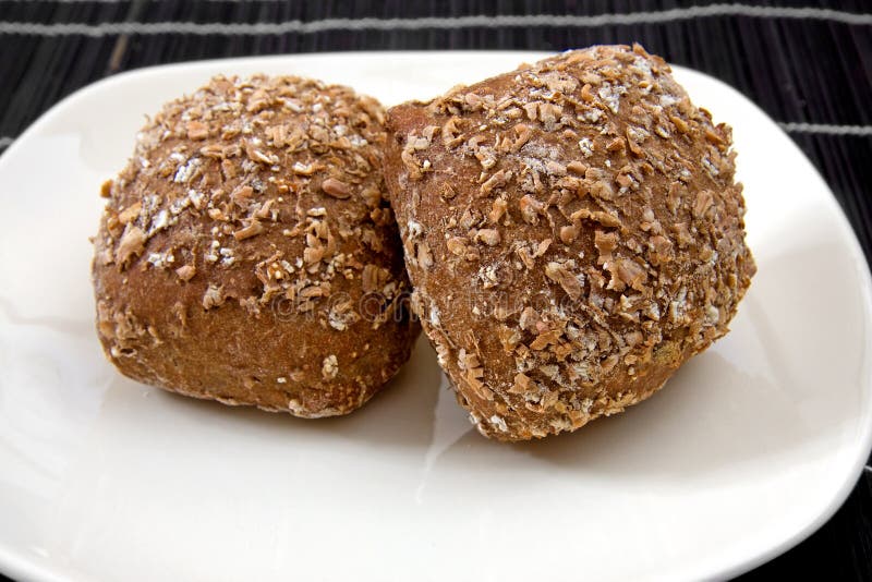 Zwei Gesunde Brötchen Auf Platte Stockfoto - Bild von teller ...