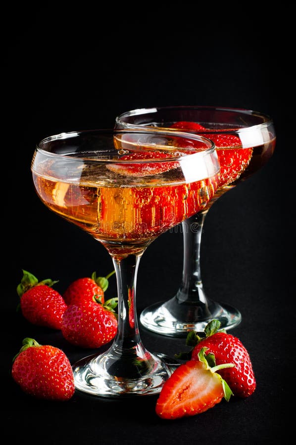 Zwei Gläser Kalter Champagner Mit Erdbeeren Stockfoto - Bild von ...