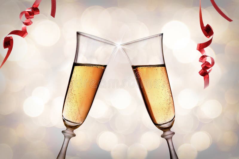 Zwei Gläser funkelndes Weißwein bokeh Hintergrund röstend stockfotos