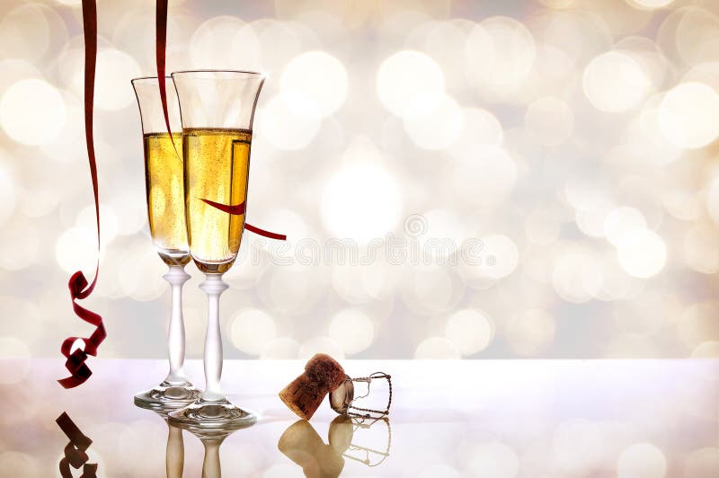 Zwei Gläser funkelndes Weißwein und Korken horizontal stockfoto