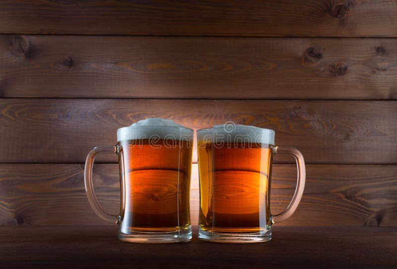 Zwei Gläser goldenes Bier stockbilder Zwei Gläser goldenes Bier stockbilder